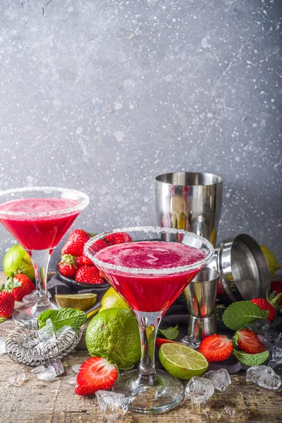 Bebida Alcoólica Fria Verão Cocktail Margarita Morango Com Limão Hortelã — Fotografia de Stock