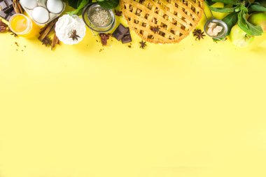  Sonbaharda elmalı turtayla pişirme arka planı. Geleneksel Amerikan elmalı turtası taze elmalar, tarçın, baharatlar, fırın malzemeleri, sarı arka planda üst görünüm kopya alanı