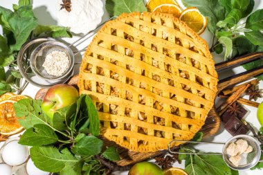  Sonbaharda elmalı turtayla pişirme arka planı. Geleneksel Amerikan elmalı turtası taze elmalar, tarçın, baharatlar, fırın malzemeleri, beyaz arka planda üst görünüm kopya alanı