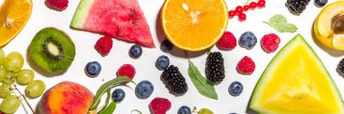 Yaz vitamini gıda konsepti, çeşitli meyve ve meyveler karpuz şeftali kayısı kayısı üzümü üzümü üzümü üzümü üzümü üzümü, düz bir zeminde beyaz arkaplan manzarası kopyası.