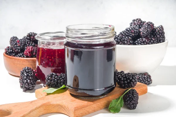 Mermelada Mora Casera Dulce Frasco Vidrio Pequeño Sobre Fondo Blanco — Foto de Stock