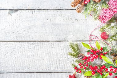 Noel ve Yeni Yıl tebrik kartı geçmişi. Köknar ağacı dalları, dekorasyonu ve kar yağışıyla tahta tahtada Noel arkaplanı 