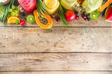 Farklı meyve suları ve meyve suları ile tropik taze meyve ve böğürtlenler. Temiz yemek, sağlıklı yaşam tarzı, diyet ve vitamin içecekleri konsepti. Üst görünüm düz beyaz masa arkaplanı 