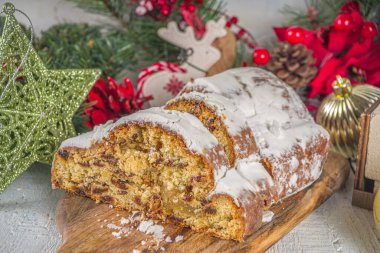 Şekerli, badem ezmeli ve kuru üzümlü ev yapımı Noel Çalıntı Keki. Geleneksel Dresdner Yüce İsa Noel yemeği için pasta yaptı.