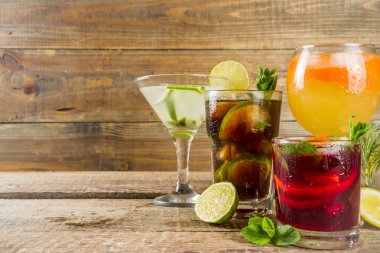 Yaz içecekleri, kokteyller ve kokteyller. Aperol spritz, Cube libre Gimlet martini, mojito, sangria. Ahşap arka planda çeşitli soğuk yaz barları ve parti içecekleri fotokopi alanı
