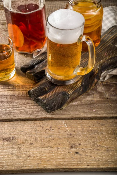 Hausgemachtes Kombucha Bier Mit Kombucha Gläsern Auf Holzgrund — Stockfoto