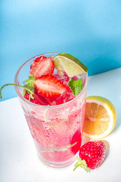 Cold Refreshing Summer Drink Strawberry Mojito Lemonade Cocktail Lime Berries — Foto Stock