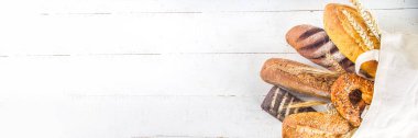 Beyaz arka planda çeşitli lezzetli, taze pişmiş ekmekler fotokopi alanı
