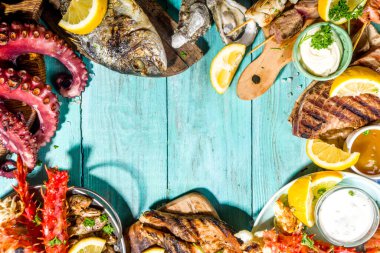 Çeşitli barbekü çeşitleri Akdeniz ızgara gıdaları - balık, ahtapot, karides, yengeç, deniz ürünleri, midye, yaz diyeti bbq parti festivali, kebap, soslar, açık mavi sunne ahşap arka plan