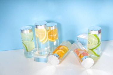 Şişe içinde çeşitli soğuk içecekler, yaz aşılamalı su şişeleri, limonata sağlıklı kokteyller limon, portakal, greyfurt, ıhlamur, parlak arka plan kopyalama alanı