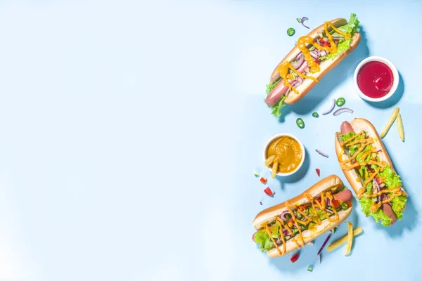 바베큐구운 패스트푸드 소시지 머스터드 샐러드가 전통적 핫도그 파프리카 파란색 보이는 — 스톡 사진