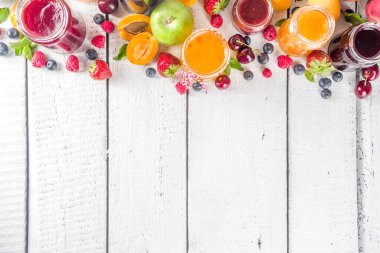 Böğürtlen ve meyve reçeli çeşitleri. Mevsimlik çeşitli yaz meyveleri, meyve reçeli, marmelat ve konfeksiyon setleri. Beyaz tahta arkaplan kopyalama alanı