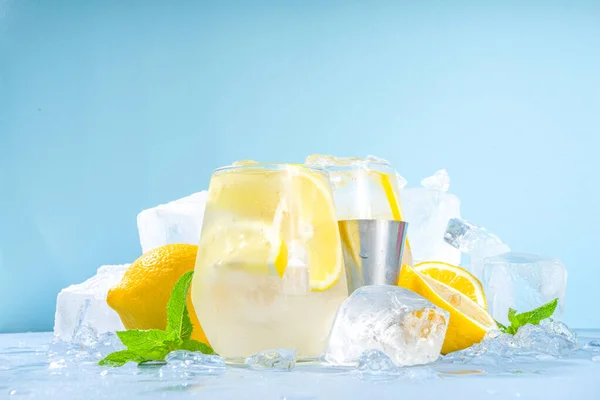 Limonada Coquetel Refrescante Tradicional Verão Com Fatias Limão Muito Gelo — Fotografia de Stock