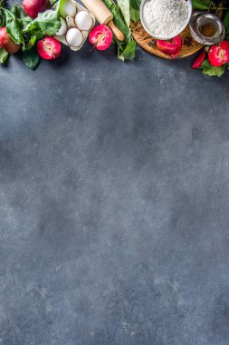 Elmalı turta sonbahar pişirme arka planı. Mevsimlik sonbahar sonbaharı aşçılık arka planı, elmalı turta konsepti, siyah masa üstü manzarası.