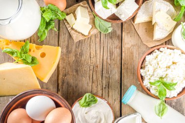 Çeşitli Taze Süt Ürünleri - süt, süzme peynir, peynir, yumurta, yoğurt, ekşi krema, ahşap zeminde tereyağı