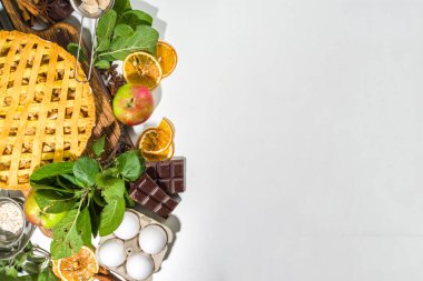  Sonbaharda elmalı turtayla pişirme arka planı. Geleneksel Amerikan elmalı turtası taze elmalar, tarçın, baharatlar, fırın malzemeleri, beyaz arka planda üst görünüm kopya alanı