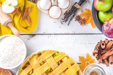 Sonbahar elmalı turta pişirme geçmişi. Çiğ geleneksel elmalı turta, pişirme malzemeleri ve çatal bıçak, beyaz ahşap arka plan kopyalama alanı