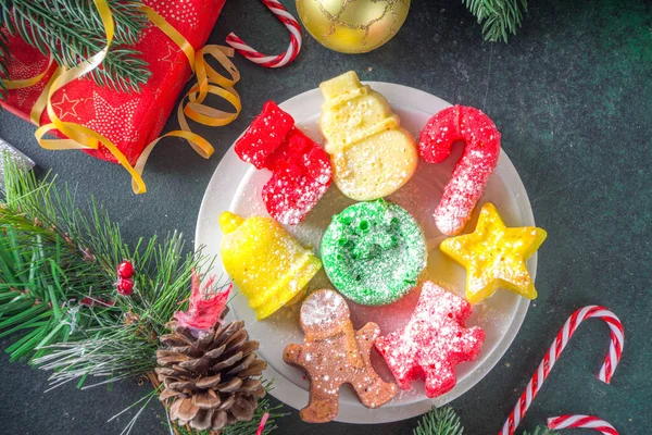 圣诞五彩斑斓的薄饼以圣诞传统象征的形式出现 姜饼人 圣诞树 糖果手杖 圣诞靴和圣诞花环 给孩子们的建议圣诞早餐 — 图库照片