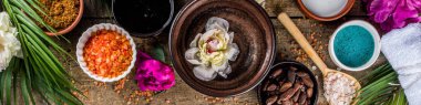 Spa aromatik rahatlama konsepti. Doğal spa malzemeleri - kahve, deniz tuzu, esmer şeker, bal, zeytinyağı. Organik spa kozmetik ürünleri, ahşap arka planda ev yapımı doğal cilt bakımı. Banner, düz yat..