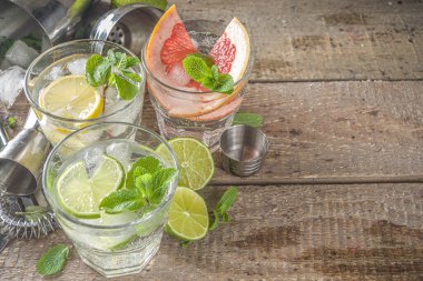 Yaz detoks içeceği konsepti. Citrus meyvesi buzlu içecek. Bar aletleri yapmak için sağlıklı bir diyet kokteyli. Vitamin takviyeli su
