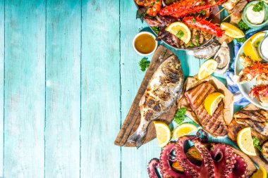 Çeşitli barbekü çeşitleri Akdeniz ızgara gıdaları - balık, ahtapot, karides, yengeç, deniz ürünleri, midye, yaz diyeti bbq parti festivali, kebap, soslar, açık mavi sunne ahşap arka plan