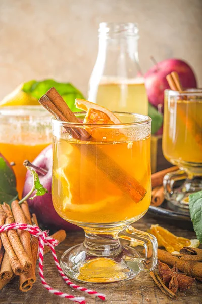 传统的秋天酒精饮料 辛辣的苹果酸饮料 — 图库照片