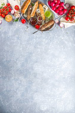 Yaz bbq partisi. Çubukta şiş kebap, kıyma ve tavuk etinden. Lula kebap, geleneksel Kafkas Asya yemeği. Çeşitli soslar, baharatlar ve domateslerle, gri taş arka plan, yukarıdaki boşluğu kopyala 