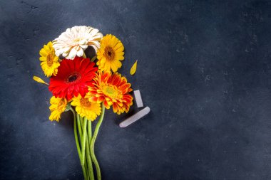 Okula dönelim. Öğretmenler günü tebrik kartı. Sonbahar renkleri kırmızı turuncu gerbera çiçeği buketi siyah tebeşir tahtası arkaplan kopyalama alanı metin için