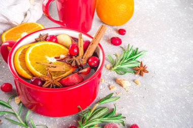  Meyve ve baharatlı sıcak şarap, Geleneksel Sonbahar Kış Sıcak Alkol İçeceği, küçük porsiyonlu kırmızı güveç ya da içinde şarap karışımı - meyve ve baharatlar, kopyalama alanı