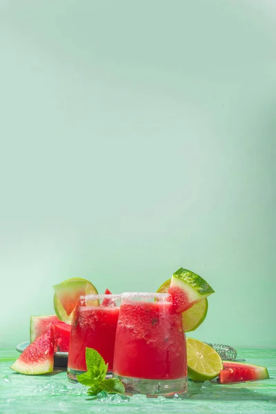 Koude Zomercocktail Watermeloen Margarita Mojito Met Watermeloen Limoenschijfjes Gemalen Ijs — Stockfoto