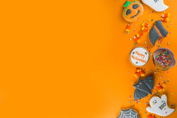 Halloween Tratta Sfondo Con Biscotti Pan Zenzero Zuccherati Caramelle Dolcetto — Foto Stock