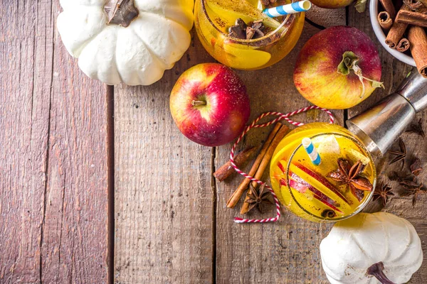 Boozy Pumpkin Party Punch Dankessangria Mit Kürbissaft Apfel Birne Und — Stockfoto