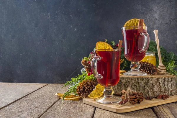 Wino Musujące Tradycyjny Gorący Zimowy Napój Alkoholowy Jesienią Cynamonem Anyżem — Zdjęcie stockowe