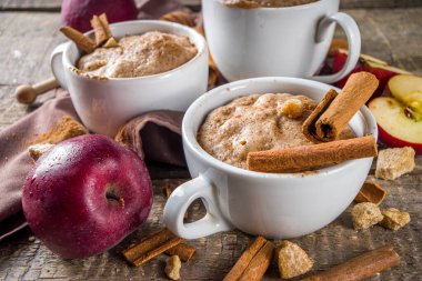 Hızlı bir sonbahar tatlı fikri. Sonbahar elmalı kek, kırmızı elmalı, tarçınlı, baharatlı, kırsal ahşap arka plan kopyalama alanı