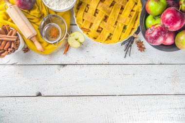 Sonbahar elmalı turta pişirme geçmişi. Çiğ geleneksel elmalı turta, pişirme malzemeleri ve çatal bıçak, beyaz ahşap arka plan kopyalama alanı