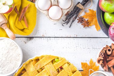 Sonbahar elmalı turta pişirme geçmişi. Çiğ geleneksel elmalı turta, pişirme malzemeleri ve çatal bıçak, beyaz ahşap arka plan kopyalama alanı