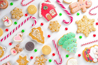 Noel tatlısı seti. Çeşitli Noel ve yeni yıl tatlıları, geleneksel şeker ve kurabiyeler. Baston şekerli düz yatak, zencefilli ekmek, tatlılar, basit bir üst görünüm.