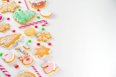 Noel tatlısı seti. Çeşitli Noel ve yeni yıl tatlıları, geleneksel şeker ve kurabiyeler. Baston şekerli düz yatak, zencefilli ekmek, tatlılar, basit bir üst görünüm.