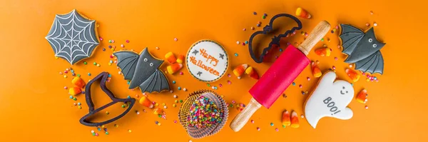 Halloween Tratta Sfondo Con Biscotti Pan Zenzero Zuccherati Caramelle Dolcetto — Foto Stock