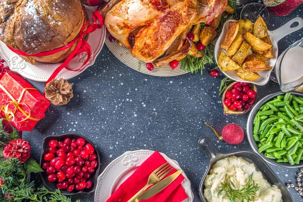 Weihnachten Oder Neujahr Truthahnessen Gebackene Truthahn Mit Kartoffeln Roten Beeren — Stockfoto