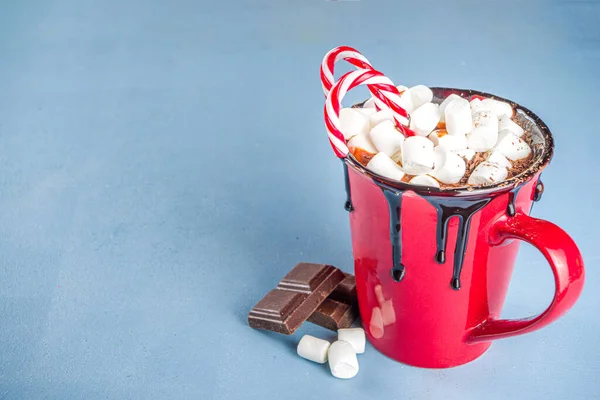 Házi Készítésű Forró Csokoládé Piros Bögrében Mini Mályvacukorral Csokoládé Csöpögtetővel — Stock Fotó
