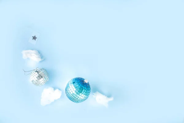 Einfache Weihnachtsgrußkarte Partyeinladung Verkauf Abstrakte Flatlay Mit Disco Weihnachtskugeln Und — Stockfoto