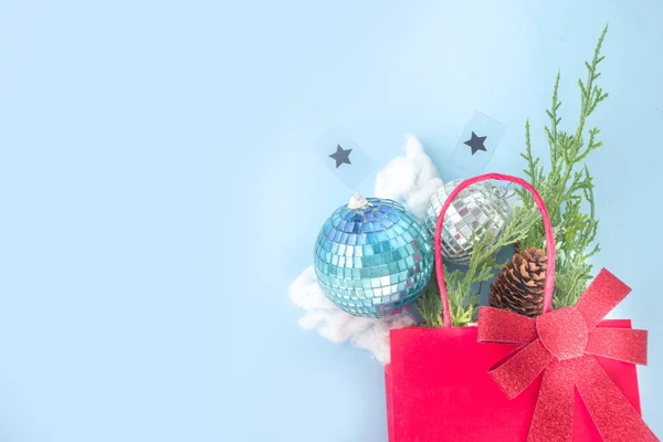 Einfache Weihnachtsgrußkarte Partyeinladung Verkauf Abstrakte Flatlay Mit Disco Weihnachtskugeln Tannenzweige — Stockfoto