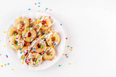Krepli çörek, basit kahvaltı fikri tarifi. gözlemeler çörek pişirme tavasıyla yapılır, kremalı ve renkli şeker parçacıkları ile, kopyalama alanı