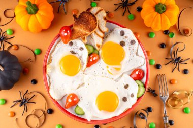 Cadılar Bayramı yemeği, hayalet şeklinde sahanda yumurta, tost ve sebze salatası. Cadılar Bayramı sabahı için yaratıcı ev yapımı öğle yemeği veya kahvaltı