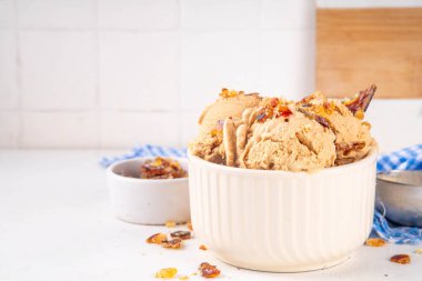 Kremalı brulee dondurması, karamelize şeker, tatlı kremalı dondurma ve bir sürü çıtır karamel ve ekstra porsiyon.