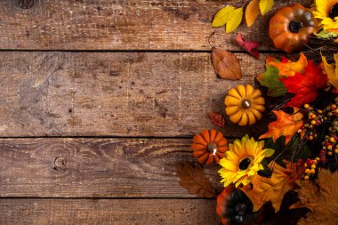 Sonbahar mevsiminde sıcak kahvaltı, bahçede erken sonbahar çayı, balkabağı mumları ve dekorlu taze demlenmiş çay fincanı, sonbahar yaprakları ve açık kitap, okuma zamanı sakin hayat