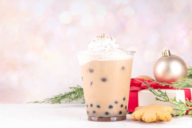 Noel kafeleri menüsü arka planı, şenlikli zencefilli boba çayı topları Sütlü sütlü çay veya sütsüz kremalı Latte zencefilli şurup, tapyoka topları, kurabiye kırıntıları, baharatlar