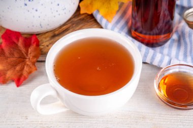 Tatlı taze akçaağaç çayı içeceği, lezzetli aromatik sıcak içecek buz küpleri ve bol akçaağaç şurubu, kopyalama alanı.