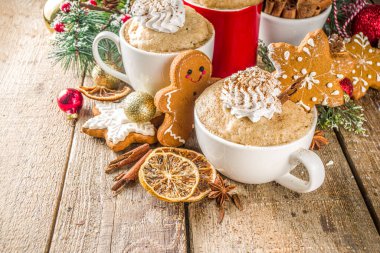 Noel geleneksel zencefilli ekmeği kupada. Noel kahvaltısı için basit ve hızlı tarif fikri geleneksel kış baharatlarıyla mikro dalga fırında kek, xmas dekore edilmiş ahşap arka plan fotokopi alanı